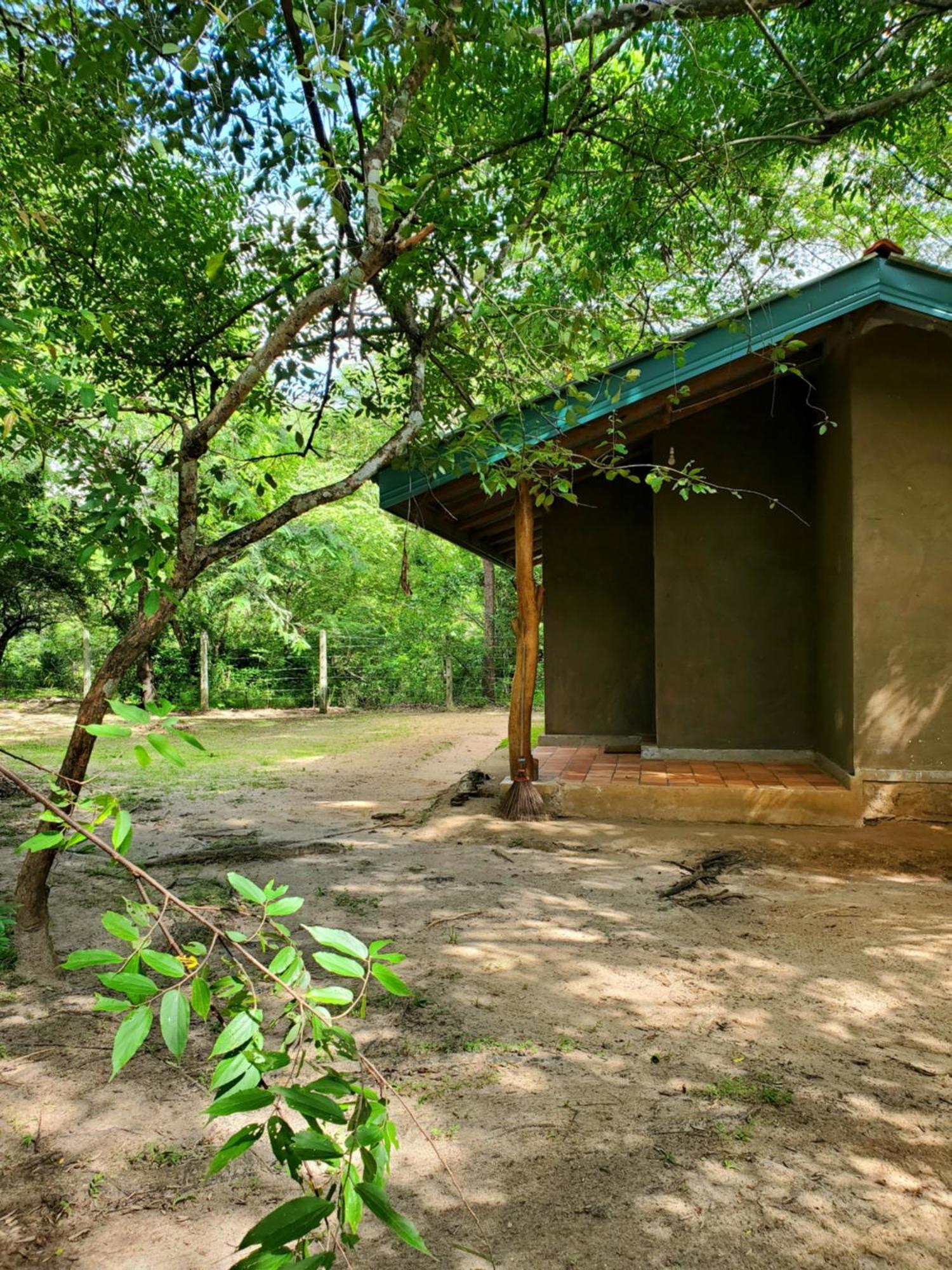 Clay Hut Village Полоннарува Экстерьер фото